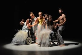 T&auml;nzer mit und ohne Rollstuhl als Schauspieler auf B&uuml;hne
