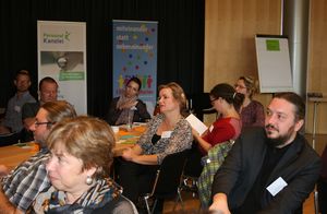 Blick auf fragendes Publikum Blick auf die zuhörenden Teilnehmer beim 1. Netzwerktreffen