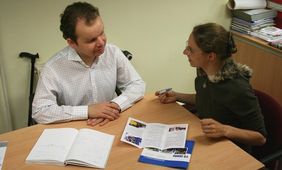 Beratungsszene - eine Frau erklärt einem Mann eine bestimmte Situation