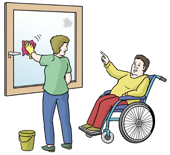 Mann putzt Fenster unter Anweisung eines anderen Mannes im Rollstuhl